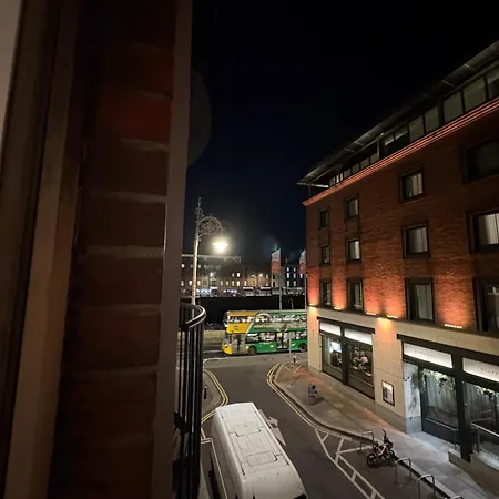 Homestay Ha Penny Bridge House , Private Double With River Liffey View, Perfect Location *